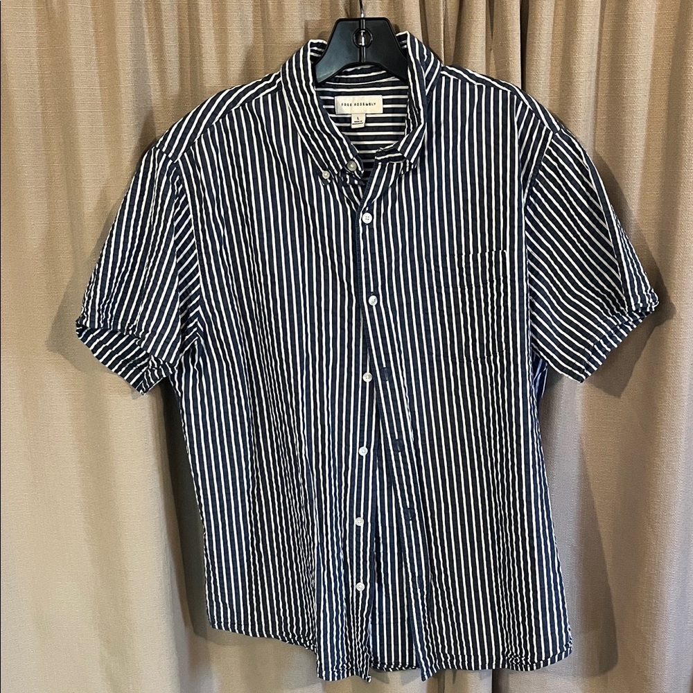 FREE ASSEMBLY SIZE LARGE BUTTON UP